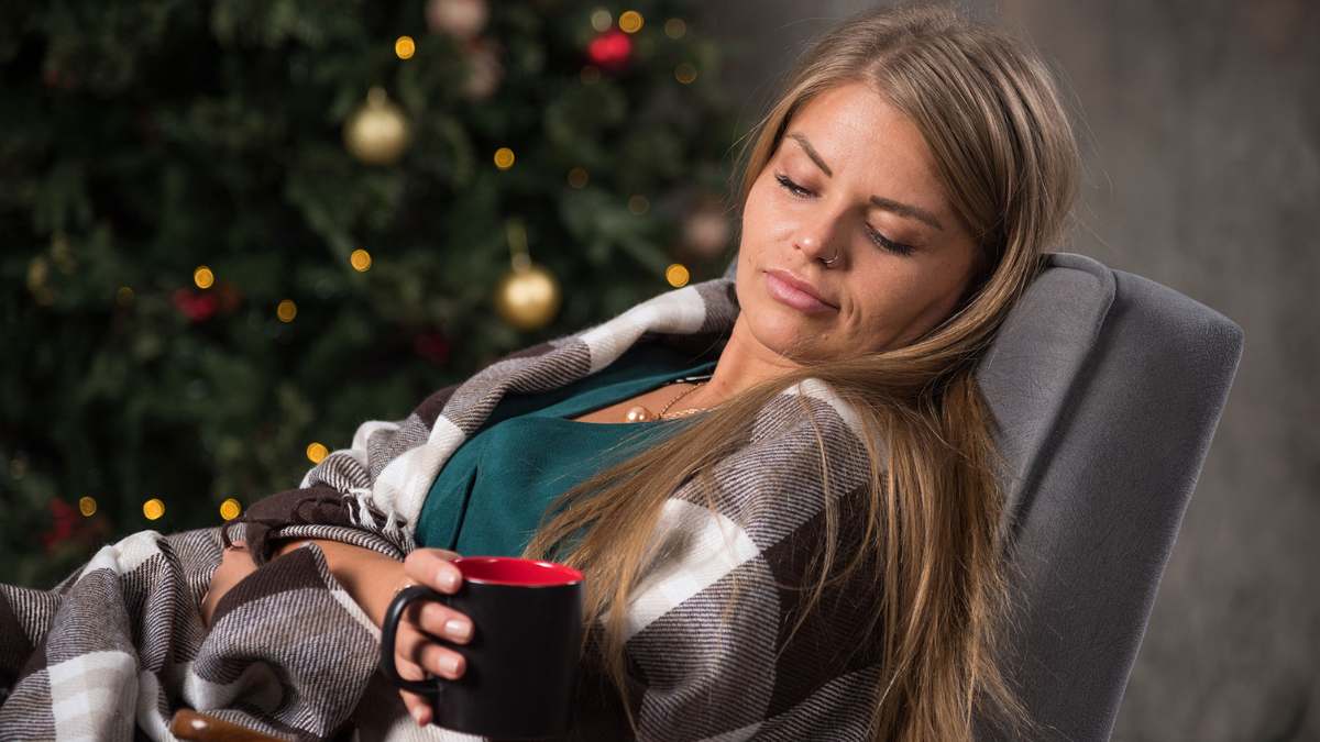 Karácsonyi stressz és magány miatt szomorú nő az ünnepi időszakban